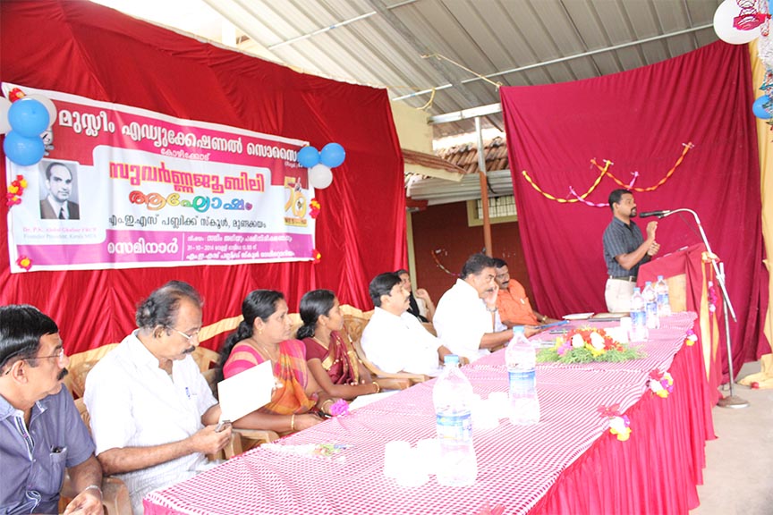 Addressing public on ornithology.